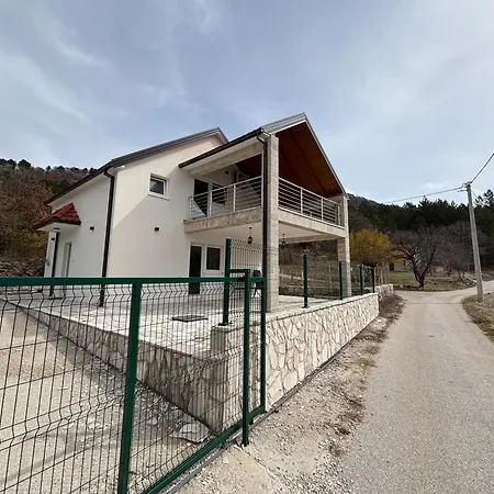Nas Dom Ubla 빌라 트레빈예